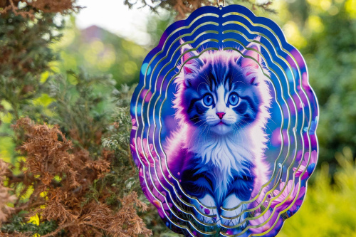  Větrný spinner kombinuje moderní design, precizní zpracování a vysokou odolnost. Při otáčení vytváří 3D iluzi, která zaujme každého – ať už ho zavěsíte na strom, balkon nebo do okna (4)