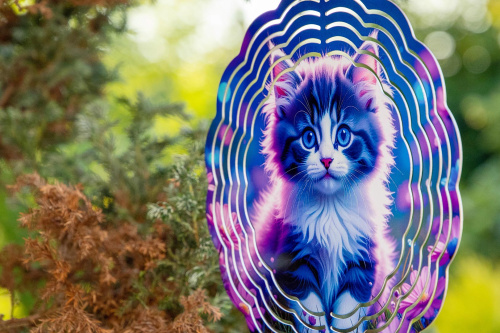  Větrný spinner kombinuje moderní design, precizní zpracování a vysokou odolnost. Při otáčení vytváří 3D iluzi, která zaujme každého – ať už ho zavěsíte na strom, balkon nebo do okna (7)