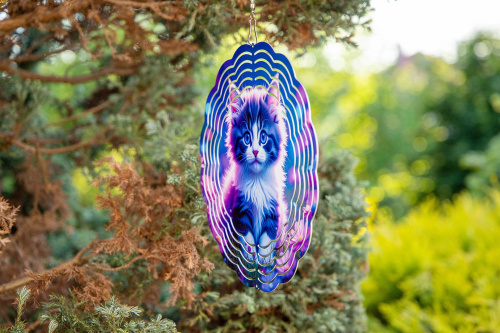  Větrný spinner kombinuje moderní design, precizní zpracování a vysokou odolnost. Při otáčení vytváří 3D iluzi, která zaujme každého – ať už ho zavěsíte na strom, balkon nebo do okna (8)
