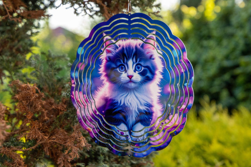  Větrný spinner kombinuje moderní design, precizní zpracování a vysokou odolnost. Při otáčení vytváří 3D iluzi, která zaujme každého – ať už ho zavěsíte na strom, balkon nebo do okna