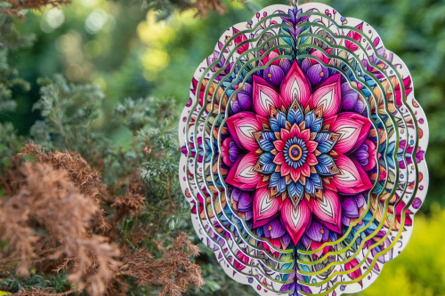  Větrný spinner kombinuje moderní design, precizní zpracování a vysokou odolnost. Při otáčení vytváří 3D iluzi, která zaujme každého – ať už ho zavěsíte na strom, balkon nebo do okna (2)