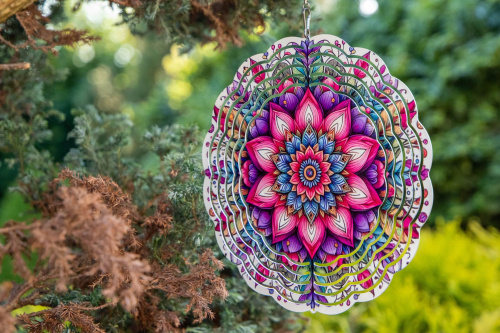  Větrný spinner kombinuje moderní design, precizní zpracování a vysokou odolnost. Při otáčení vytváří 3D iluzi, která zaujme každého – ať už ho zavěsíte na strom, balkon nebo do okna (6)