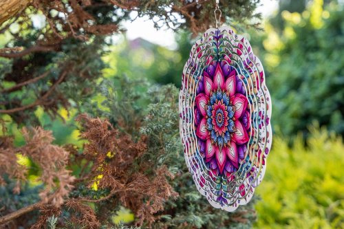  Větrný spinner kombinuje moderní design, precizní zpracování a vysokou odolnost. Při otáčení vytváří 3D iluzi, která zaujme každého – ať už ho zavěsíte na strom, balkon nebo do okna (8)