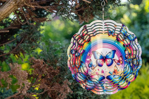  Vneste do své zahrady nebo interiéru hravý pohyb a oslnivý vizuální efekt. Tento větrný spinner kombinuje moderní design, precizní zpracování a vysokou odolnost. Při otáčení vytváří 3D iluzi, která zaujme každého – ať už ho zavěsíte na strom, balkon nebo do okna (2)