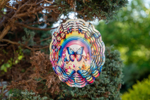  Vneste do své zahrady nebo interiéru hravý pohyb a oslnivý vizuální efekt. Tento větrný spinner kombinuje moderní design, precizní zpracování a vysokou odolnost. Při otáčení vytváří 3D iluzi, která zaujme každého – ať už ho zavěsíte na strom, balkon nebo do okna (3)