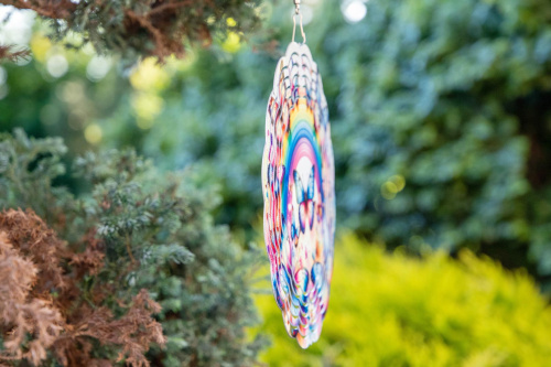  Vneste do své zahrady nebo interiéru hravý pohyb a oslnivý vizuální efekt. Tento větrný spinner kombinuje moderní design, precizní zpracování a vysokou odolnost. Při otáčení vytváří 3D iluzi, která zaujme každého – ať už ho zavěsíte na strom, balkon nebo do okna (4)