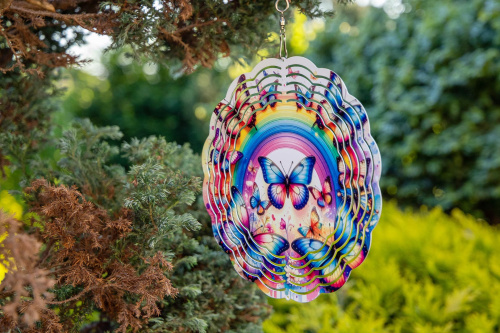  Vneste do své zahrady nebo interiéru hravý pohyb a oslnivý vizuální efekt. Tento větrný spinner kombinuje moderní design, precizní zpracování a vysokou odolnost. Při otáčení vytváří 3D iluzi, která zaujme každého – ať už ho zavěsíte na strom, balkon nebo do okna (6)