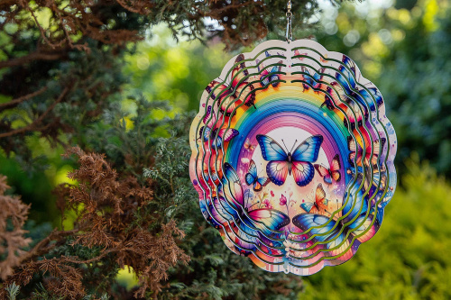  Vneste do své zahrady nebo interiéru hravý pohyb a oslnivý vizuální efekt. Tento větrný spinner kombinuje moderní design, precizní zpracování a vysokou odolnost. Při otáčení vytváří 3D iluzi, která zaujme každého – ať už ho zavěsíte na strom, balkon nebo do okna