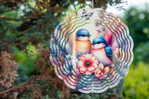  Tento větrný spinner kombinuje moderní design, precizní zpracování a vysokou odolnost. Při otáčení vytváří 3D iluzi, která zaujme každého – ať už ho zavěsíte na strom, balkon nebo do okna (2)