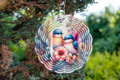  Tento větrný spinner kombinuje moderní design, precizní zpracování a vysokou odolnost. Při otáčení vytváří 3D iluzi, která zaujme každého – ať už ho zavěsíte na strom, balkon nebo do okna (3)