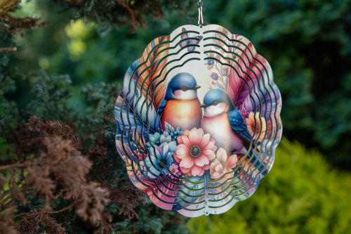 Tento větrný spinner kombinuje moderní design, precizní zpracování a vysokou odolnost. Při otáčení vytváří 3D iluzi, která zaujme každého – ať už ho zavěsíte na strom, balkon nebo do okna (5)