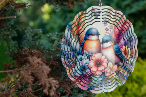  Tento větrný spinner kombinuje moderní design, precizní zpracování a vysokou odolnost. Při otáčení vytváří 3D iluzi, která zaujme každého – ať už ho zavěsíte na strom, balkon nebo do okna (6)