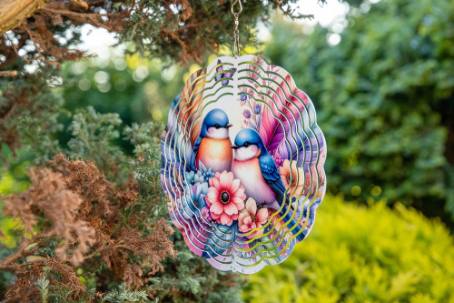  Tento větrný spinner kombinuje moderní design, precizní zpracování a vysokou odolnost. Při otáčení vytváří 3D iluzi, která zaujme každého – ať už ho zavěsíte na strom, balkon nebo do okna (7)