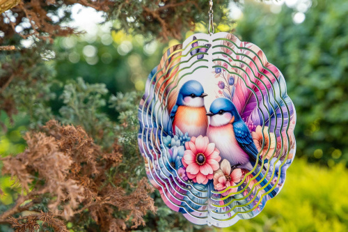  Tento větrný spinner kombinuje moderní design, precizní zpracování a vysokou odolnost. Při otáčení vytváří 3D iluzi, která zaujme každého – ať už ho zavěsíte na strom, balkon nebo do okna (8)