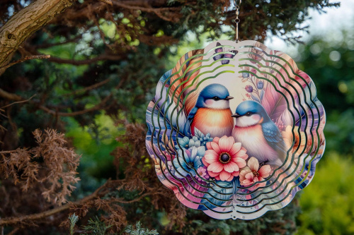  Tento větrný spinner kombinuje moderní design, precizní zpracování a vysokou odolnost. Při otáčení vytváří 3D iluzi, která zaujme každého – ať už ho zavěsíte na strom, balkon nebo do okna
