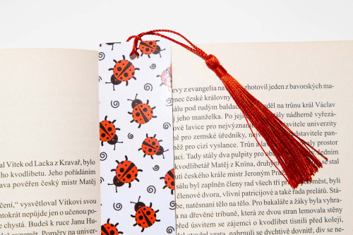  Originální papírová knižní záložka od KudrnkaART. Motiv: berušky na světle žlutém podkladu (2)