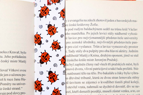  Originální papírová knižní záložka od KudrnkaART. Motiv: berušky na světle žlutém podkladu (3)