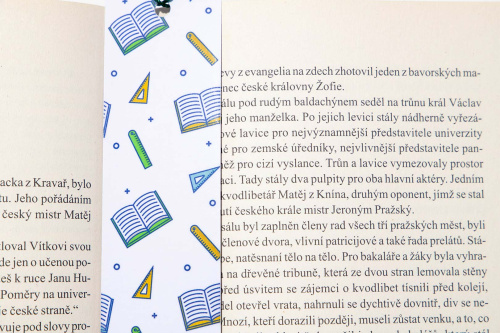   Originální papírová knižní záložka od KudrnkaART. Motiv: školní potřeby na bílém podkladu (3)