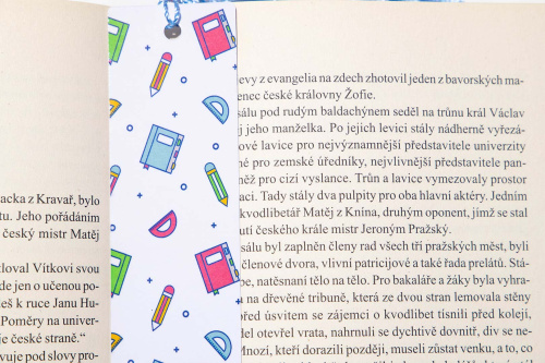  Originální papírová knižní záložka od KudrnkaART. Motiv: školní potřeby na bílém podkladu (3)