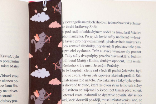  Originální papírová knižní záložka od KudrnkaART. Motiv: kočky na hnědém podkladu (3)