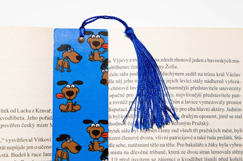  Originální papírová knižní záložka od KudrnkaART. Motiv: pejsci na modrém podkladu (2)