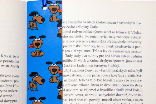  Originální papírová knižní záložka od KudrnkaART. Motiv: pejsci na modrém podkladu (3)