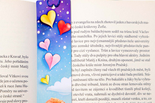  Originální papírová knižní záložka od KudrnkaART. Motiv: srdíčka na modrém podkladu (3)