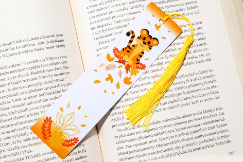 Originální papírová knižní záložka od KudrnkaART. Motiv: tygřík na bílém podkladu (2)