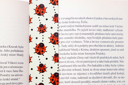  Originální papírová knižní záložka od KudrnkaART. Motiv: berušky na světle žlutém podkladu (3)