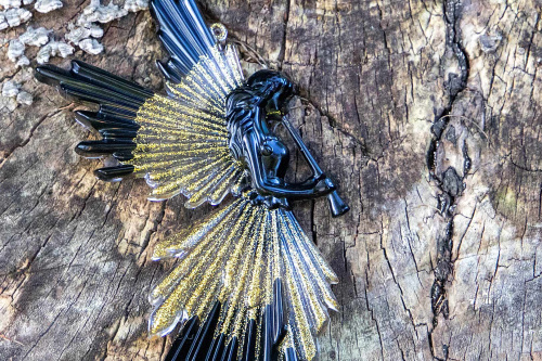  Originální závěsný andílek z černo-zlatého zdobeného resinu, detail
