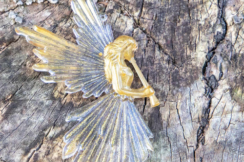  Originální závěsný andílek z průhledného resinu zdobeného zlatými třpytkami, detail