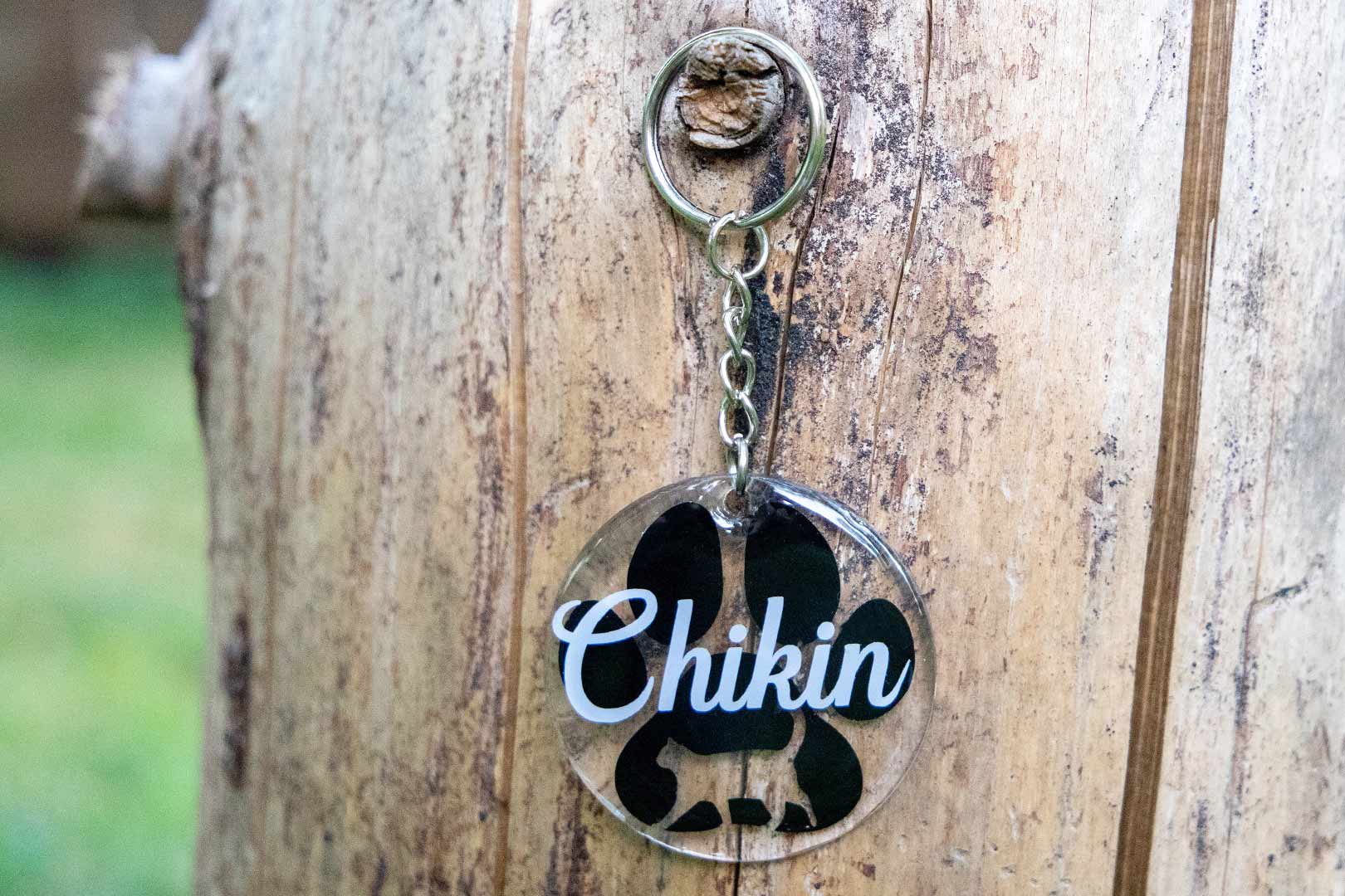 privesek-na-klice-cerna-kocici-tlapka-jmeno-na--prani-resin-2