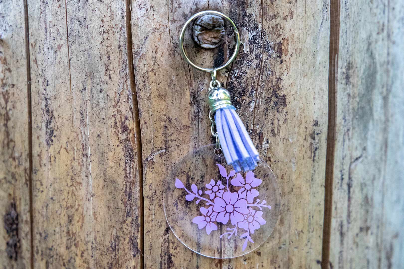 privesek-na-klice-strapec-fialove-kvetiny-resin