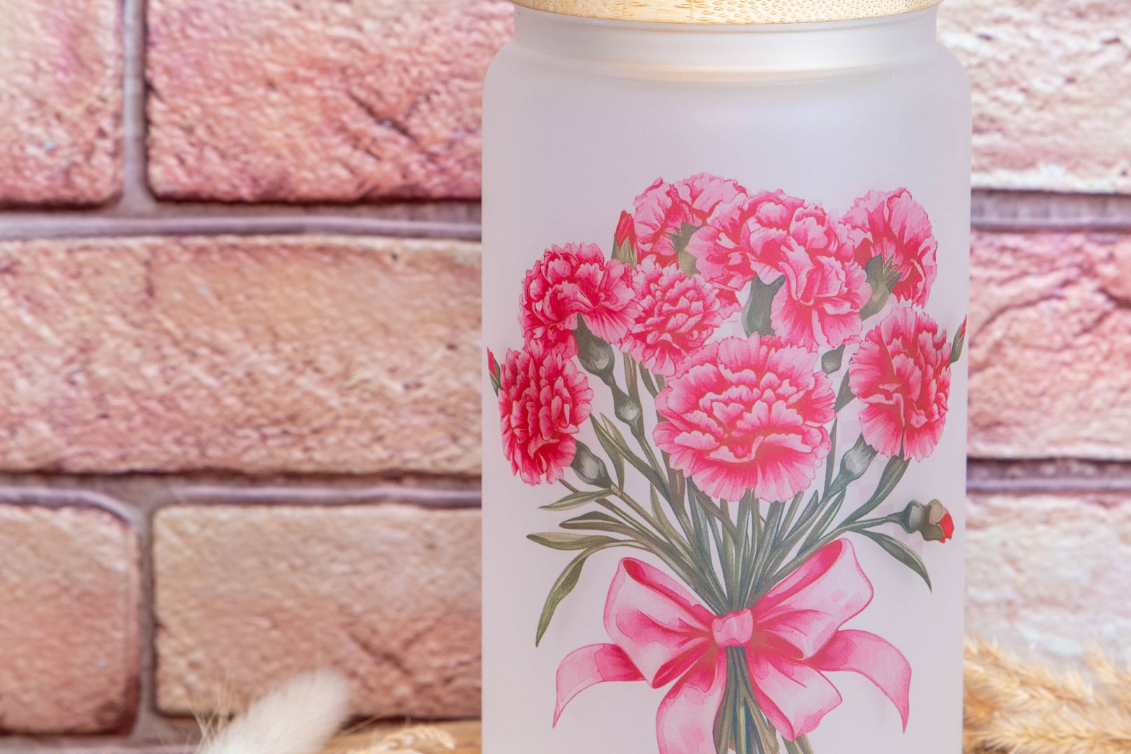 Matná frosted sklenice KudrnkaART – kytice karafiátů
