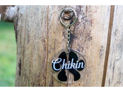 Přívěsek na klíče – černá kočičí tlapka se jménem (na přání) v resinu