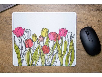 Klasická podložka pod myš v originálním designu KudrnkaART. Motiv: barevné tulipány