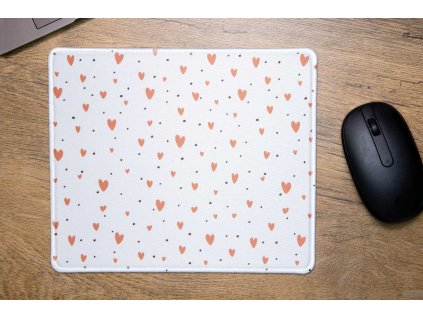 Klasická podložka pod myš v originálním designu KudrnkaART. Motiv: malá srdíčka