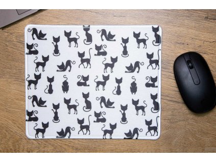Klasická podložka pod myš velikosti 23,5 cm × 20 cm v originálním designu KudrnkaART. Prošívaný okraj, protiskluzová spodní strana.