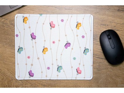 Klasická podložka pod myš velikosti 23,5 cm × 20 cm v originálním designu KudrnkaART. Prošívaný okraj, protiskluzová spodní strana.