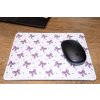 Klasická podložka pod myš v originálním designu KudrnkaART. Motiv: fialové mašle a srdíčka 2