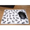 Klasická podložka pod myš velikosti 23,5 cm × 20 cm v originálním designu KudrnkaART. Prošívaný okraj, protiskluzová spodní strana. (2)