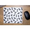 Klasická podložka pod myš velikosti 23,5 cm × 20 cm v originálním designu KudrnkaART. Prošívaný okraj, protiskluzová spodní strana.