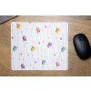 Klasická podložka pod myš velikosti 23,5 cm × 20 cm v originálním designu KudrnkaART. Prošívaný okraj, protiskluzová spodní strana.