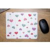 Klasická podložka pod myš v originálním designu KudrnkaART. Motiv: srdíčka