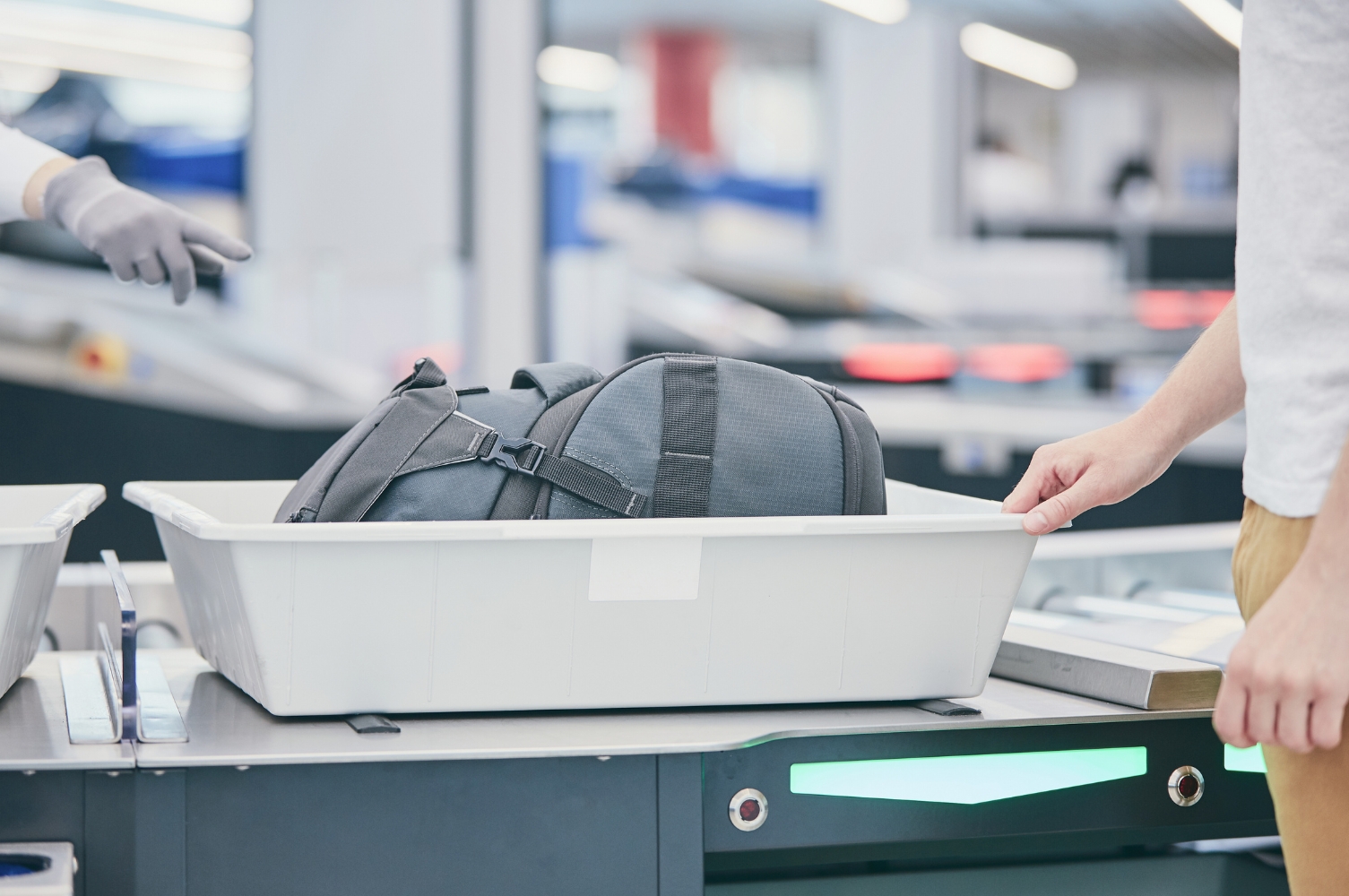 Co nesmí do letadla? Seznam zakázaných předmětů