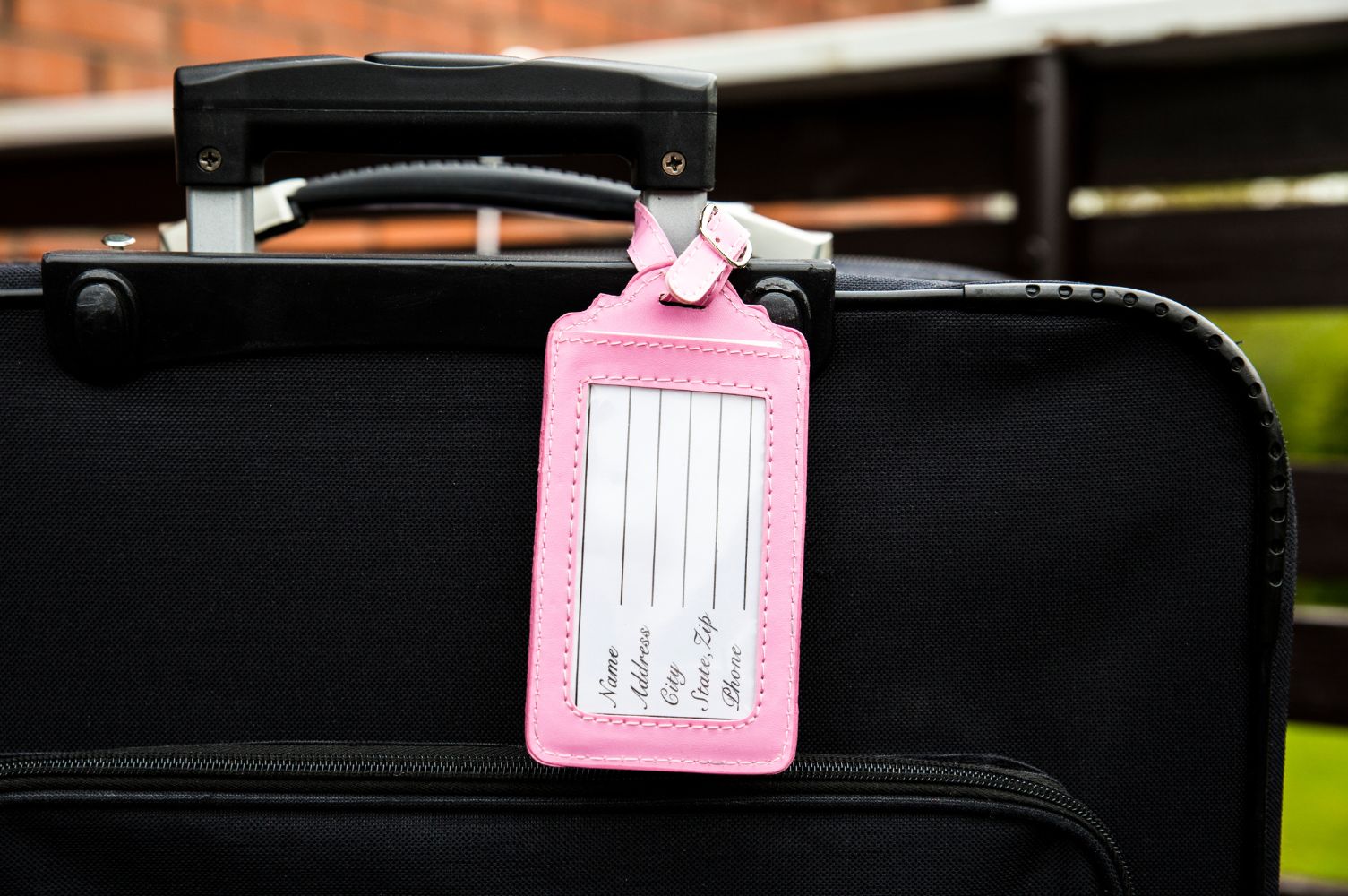 Co napsat na visačku na kufr + vzor v PDF ke stažení