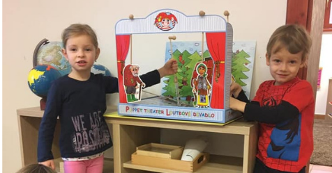Kouzelná Montessori školička, dětská skupina pro děti od dvou do sedmi let věku dítěte testuje loutkové divadlo Marionetino