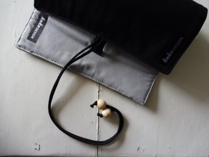 Pastelkovník šedočerný s pastelkami