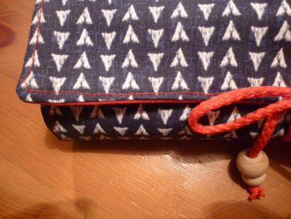 Pastelkovník modrobílé šipky s pastelkami v ceně