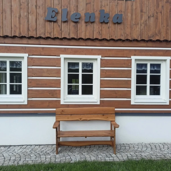 Rustikale Gartenbank mit Armlehnen